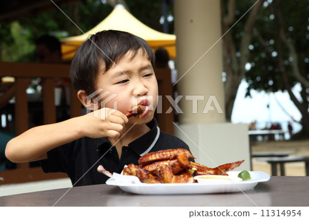 Boys eating chicken wings 11314954
