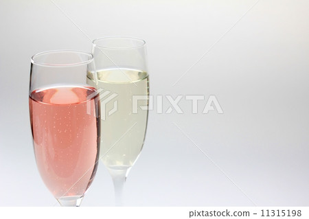 Red and white sparkling wine 11315198