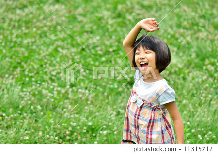 使用在草坪露天場所的女孩 11315712