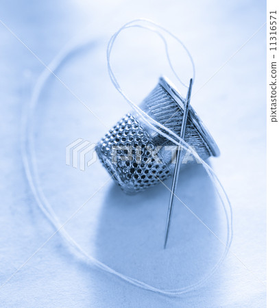 Sewing thimble and needle with thread 11316571
