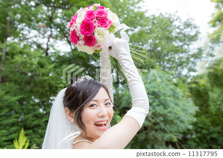 花束的新娘和新郎 11317795