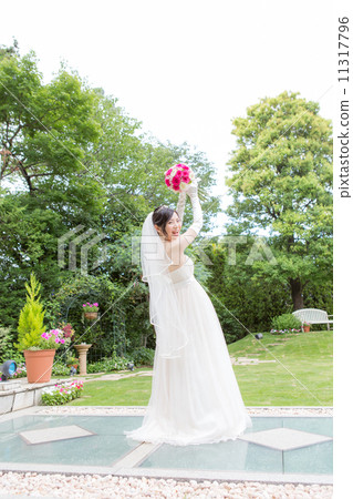 花束的新娘和新郎 11317796