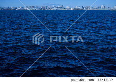 東京灣搖曳的波浪和城市景觀 11317947