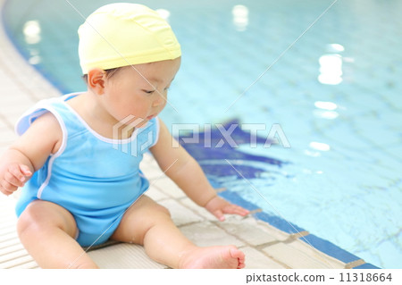Baby swimming 11318664