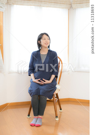 9 months pregnant (33 weeks) 11318693