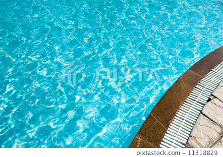 pool in hotel 11318829