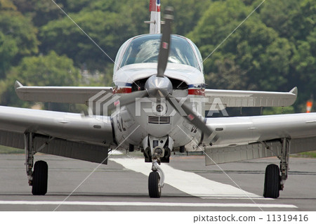 領先的飛機向前飛 11319416