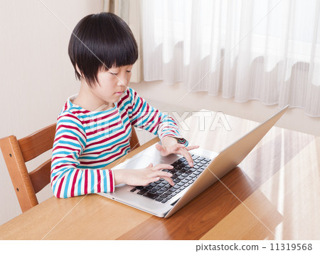 PC and elementary school student 11319568