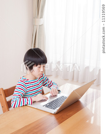 PC and elementary school student 11319569
