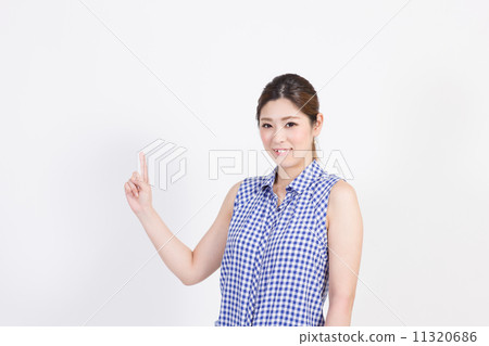 一個年輕的微笑,微笑著用你的右手指著你的手指 一個年輕的微笑,微笑著用你的右手指著你的手指 11320686