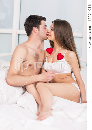 Couple holding heart 11321016