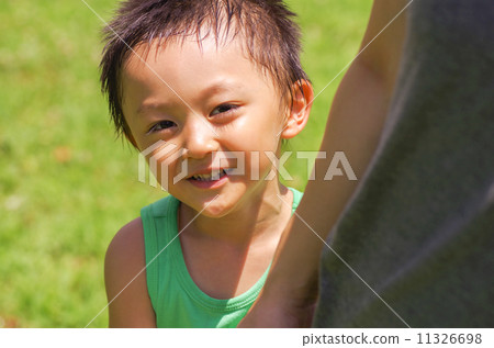 While hiding in the mother While hiding in the mother 11326698