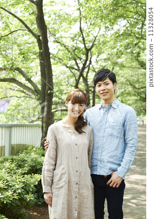 Portrait of men and women in their twenties 11328054