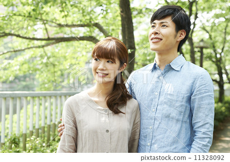 Men and women looking far away 11328092