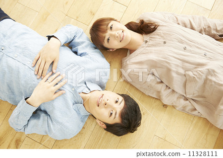 男人和女人躺在地板上 男人和女人躺在地板上 11328111