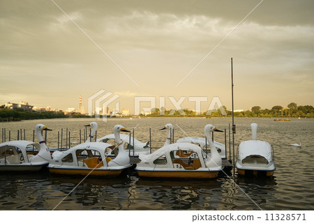Senba Lake at dusk Senba Lake at dusk 11328571