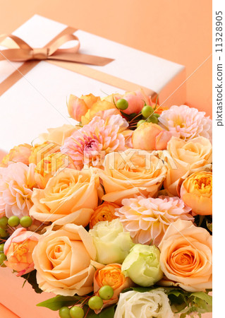 Gifts, arranging flowers 11328905