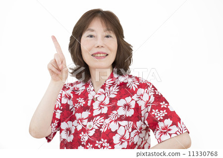 阿羅哈襯衫的中年婦女 阿羅哈襯衫的中年婦女 11330768