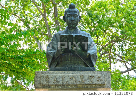 Professor Ninomiya Takanori (Kyoto Prefectural Library in front / Okazaki Sakyo-ku, Kyoto City) 11331078