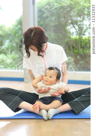 Baby Yoga 9 months old baby Baby Yoga 9 months old baby 11332935