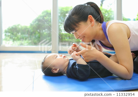 Baby Yoga Baby Massage 5 Months After Birth 11332954