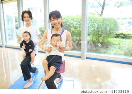 Baby yoga 11333119