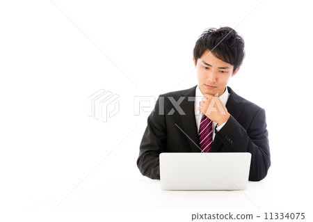 Businessman using a personal computer 11334075