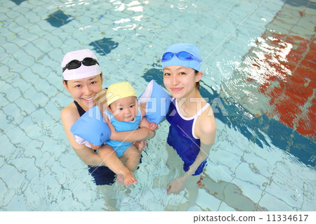 Baby swimming 11334617