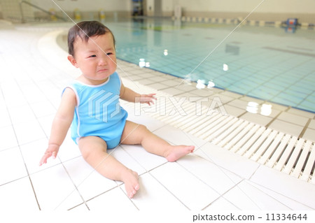 嬰兒游泳哭9個月大的嬰兒 11334644