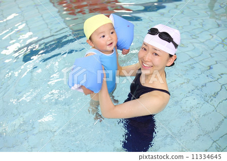 嬰兒游泳9個月大的嬰兒 嬰兒游泳9個月大的嬰兒 11334645