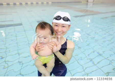 Baby swimming 5 months old baby 11334656