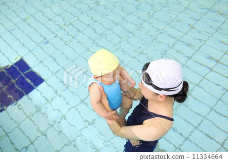 Baby swimming 9 months old baby 11334664
