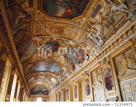 Louvre Museum 11334975