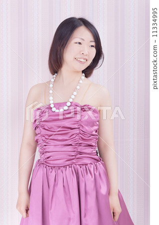 時尚派對禮服的中間女人 11334995