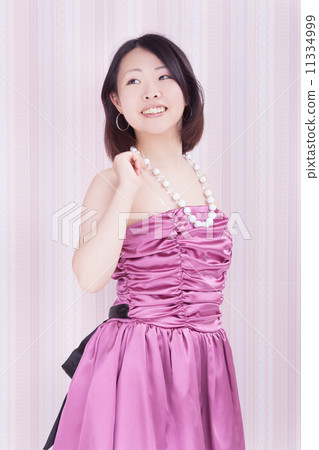 時尚派對禮服的中間女人 11334999