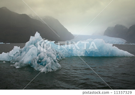 Floating sea ice - San Rafael Glacier - Chile 11337329