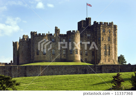 Alnwick Castle in the town of Alnwick in Northumberland - Englan Alnwick Castle in the town of Alnwick in Northumberland - Englan 11337368