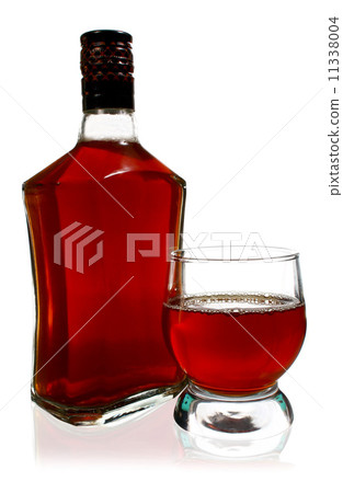 alcohol drink is in a bottle and glass 11338004