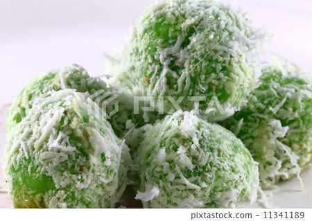 Oneh Ondeh Cake 11341189