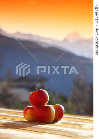 fresh apples 11344787