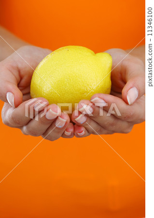 lemon in woman hands 11346100