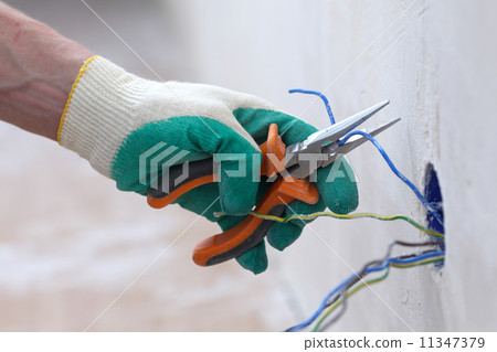 worker puts the wires 11347379