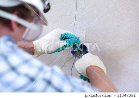 worker puts the wires 11347381