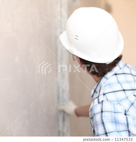 worker aligns wall 11347533