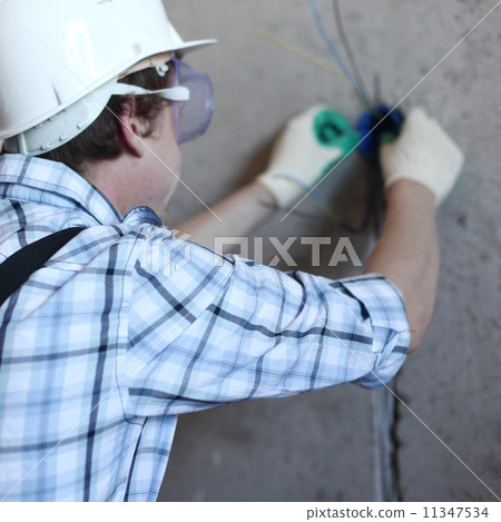 worker puts the wires 11347534