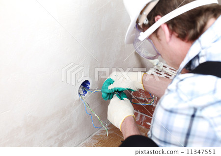 worker puts the wires 11347551