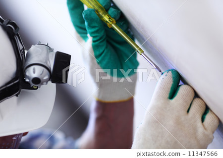 worker puts the wires 11347566