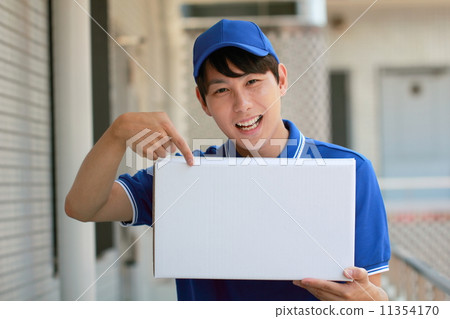 Worker deliverer home delivery office move (male work business 30's businessman) Worker deliverer home delivery office move (male work business 30's businessman) 11354170