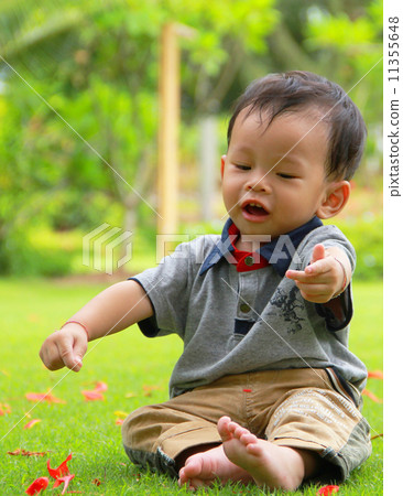 young smiling children Boy with flower in hand young smiling children Boy with flower in hand 11355648