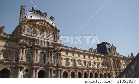 Louvre Museum 11356837